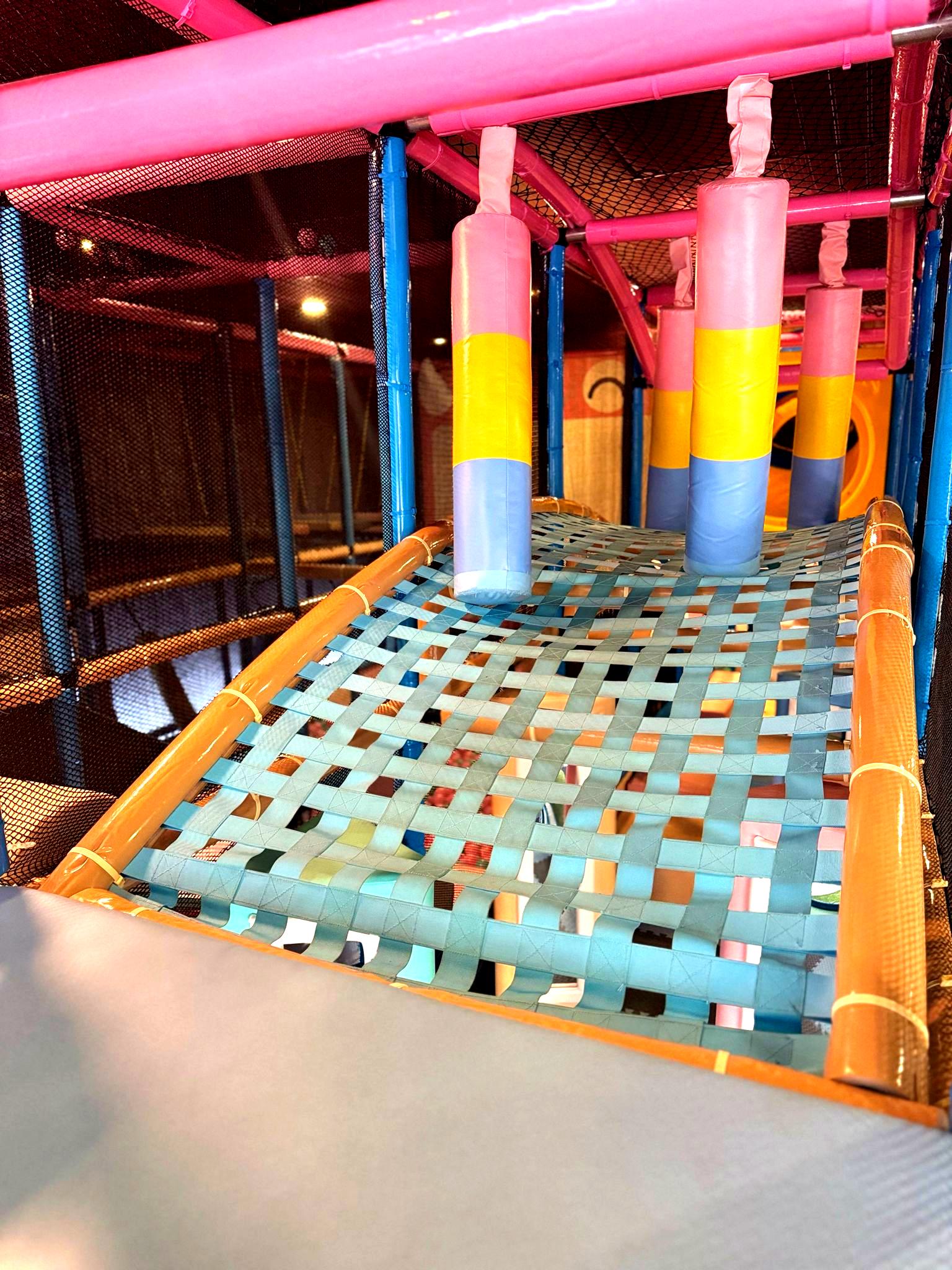 Red elastica con obstáculos